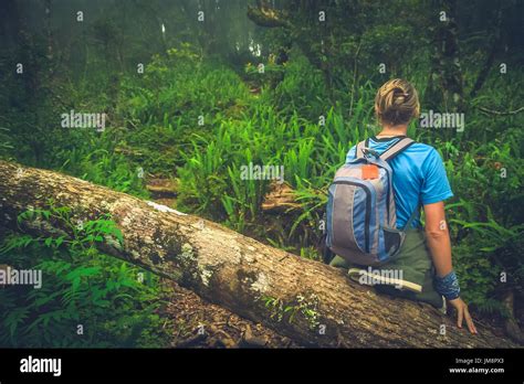 Niña Exploradora Fotos E Imágenes De Stock Alamy