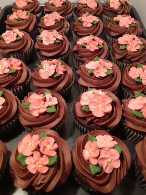 Food decorations, food for kids, food presentation with photos. Cupcakes using the apple blossoms in Wilton's Course 2 ...