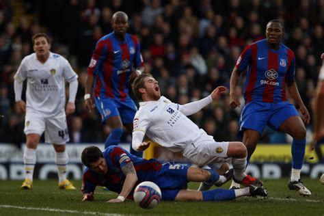 It's the first time this fixture has been played in the premier league in over 23 years, and the. Adam Clayton, Paddy McCarthy - Crystal Palace v Leeds ...