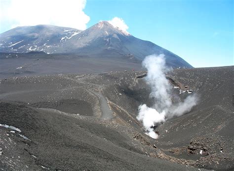 Our total quality management program insures that we maintain the highest standards. De Etna vulkaan, een must do op Sicilië. - My Footprints