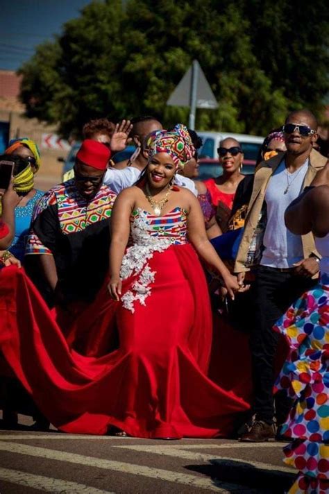 Ndebele author and activist, thando mahlangu, and his girlfriend, nqobile masuku, went to the boulders mall in mahlangu was wearing ndebele traditional attire. Pin on Ruracio