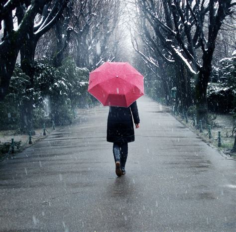 Walking Alone Walking In The Rain Girl In Rain Love Rain