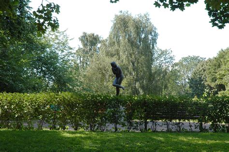 Парк скульптур вигеланда (frogner park). File:Frogner park with Surprised statue by Vigeland.jpg - Wikimedia Commons
