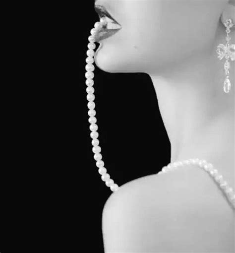 Pin By ليالي الحنين On أنوثة Pearls Boudoir Photoshoot Necklace