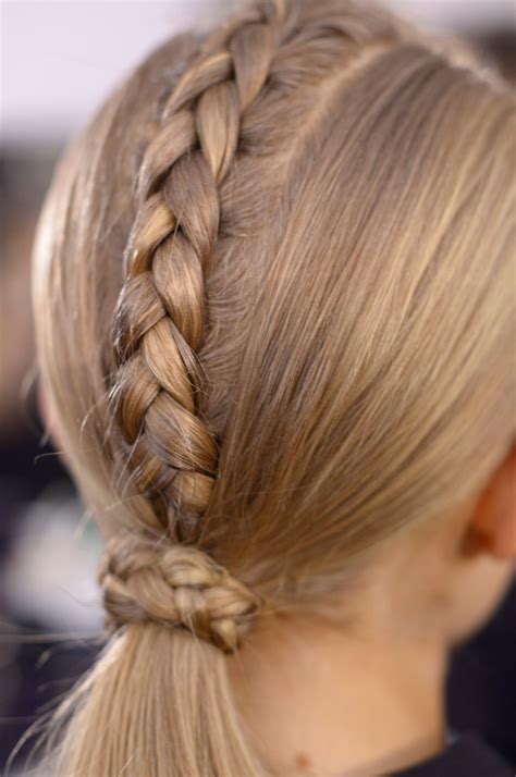 Ich habe mal im inet geguckt und habe auf einer seite ein paar hochsteckfrisuren gefunden die auch für feines haar geeignet sind. Frisuren für feine Haare - Schnitte, Styling, tolle Looks ...