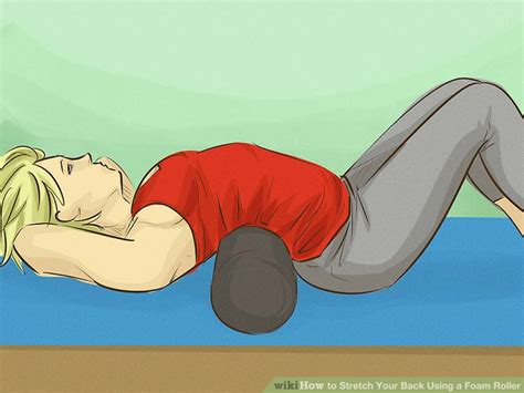 Have the arm on the side you are rolling extended overhead and rotated outward. How to Stretch Your Back Using a Foam Roller: 9 Steps