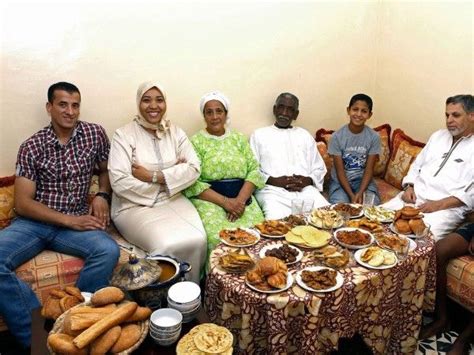 Ramadan Iftar En Marruecos Una Familia Espera Para Interrumpir El