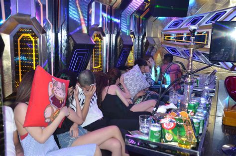 Hơn 100 Nam Nữ Mở Tiệc Ma Túy Trong Quán Karaoke ở Sài Gòn