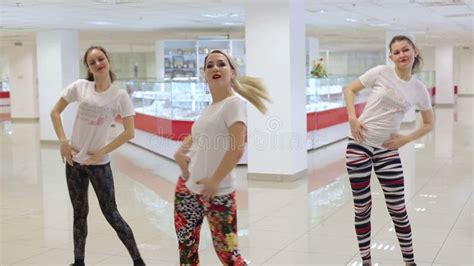 Trois Filles Sexy Dansent Le Twerk Dans Un Grand Hall Banque De Vidéos Vidéo Du Groupe Fille