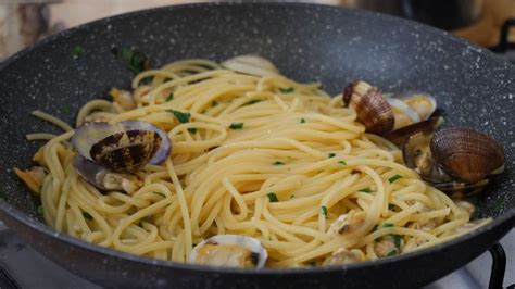 Gli spaghetti alle vongole sono un classico intramontabile della tradizione gastronomica partenopea ma, anche un piatto simbolo della cucina mediterranea nel mondo. SPAGHETTI ALLE VONGOLE Ingredienti per 4 persone: - 400 gr ...