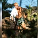 Pillan también a Justin Bieber bañándose completamente desnudo durante