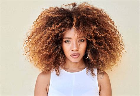 10 Easy Ways To Manage Frizzy Hairs On Rainy Days · Thrill Inside