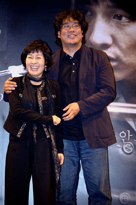 감독이 직접 그린 '이미지 콘티'를 가지고 개별 공간을 찾아내고, '혜자의 마을' 지도를 놓고 계절 따라 작년 tokyo!에 이어 동일 섹션에 두 번째. 김혜자 "기억오류, 미안해"..'디렉팅 논란' 봉준호, 말실수 넘어간 ...