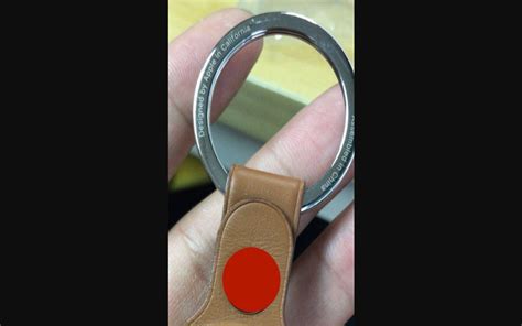 Apple's airtags could feature a removable and replaceable cr2032 coin battery, similar to the tile pro. Apple AirTag : une fuite montrerait le porte-clés du traqueur