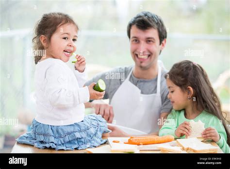 Feliz Padre Preparar Bocadillos Mientras Que Las Hijas De Comer En Casa