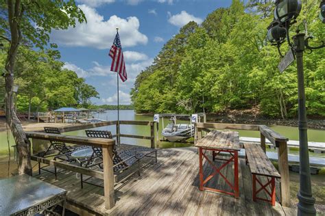 7 Stunning North Carolina Lake Homes For Sale Ivester Jackson Christies Real Estate