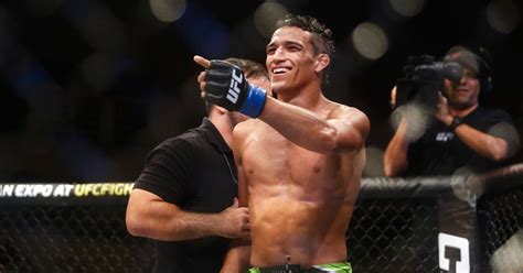 Charles oliveira dominates tony ferguson for 3 rounds! Manager clarifies Charles Oliveira's contract situation, calls for 'Fight Island' headliner ...