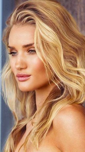 Serena williams has played with blonde hair in the past, but we're especially loving this honey shade on her. golden blonde - Szukaj w Google | Fryzury, Fryzury długie ...