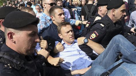Russie: l'opposant Alexeï Navalny interpellé à l'aéroport ...