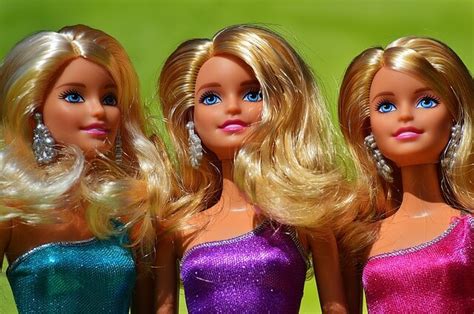 Popularne Lalki Barbie Którymi Bawią Się Już Całe Pokolenia Eueu