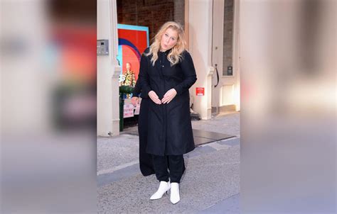 ‘still pregnant amy schumer shuts down rumors that she s given birth