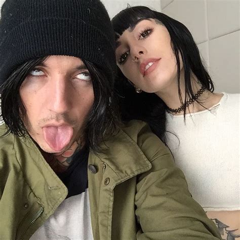 Snowdon even owns a website named fromhannahpixiewithlove where she shared different sketches of tattoos as well as other items like bags and cups. Oliver Sykes & Hannah Snowdon | Oliver sykes, Celebridades ...