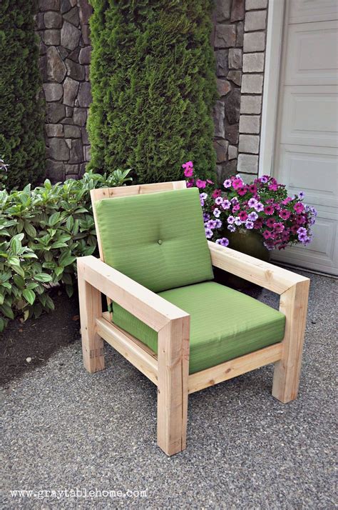 Shaun now has plans available on his website). DIY Modern Rustic Outdoor Chair | Móveis de paletes ...