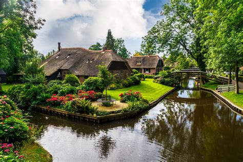 Visit The Dutch Village With No Roads Giethoorn Travelearth