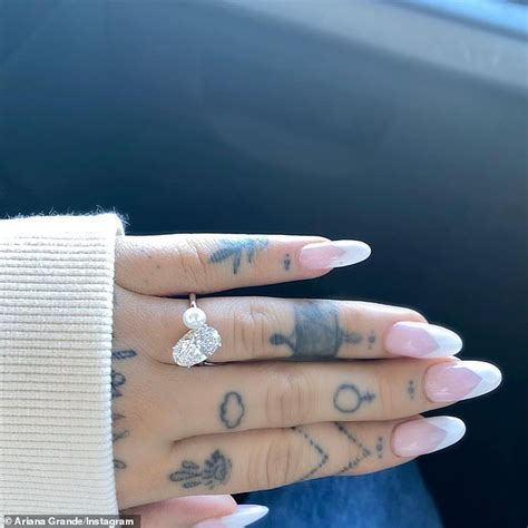 Ariana Grande Announces Shes Engaged To Dalton Gomez As She Shows Off