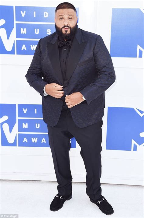 dj khaled rubs his fiancee nicole tuck s bump at mtv video music awards daily mail online