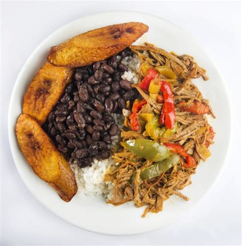 No tenemos que pocharlo para que quede blandito, nos interesa es que esté cocinado pero tiene que tener un punto de crujiente. Aprende a preparar cocina cubana: ropa vieja | Papel | EL ...