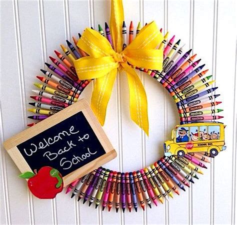 How To Make A Teachers Back To School Wreath School Wreaths Diy