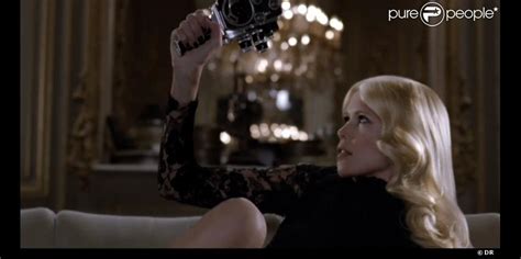 claudia schiffer sculpturale dans le film préférence de l oréal paris purepeople