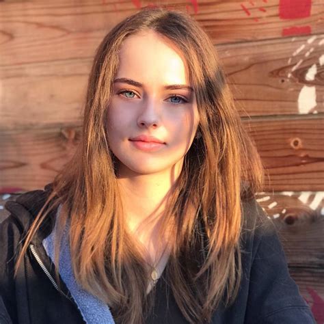 Kristina Pimenova Peinado Rubio Maquillaje Facial Labios Sonrisa