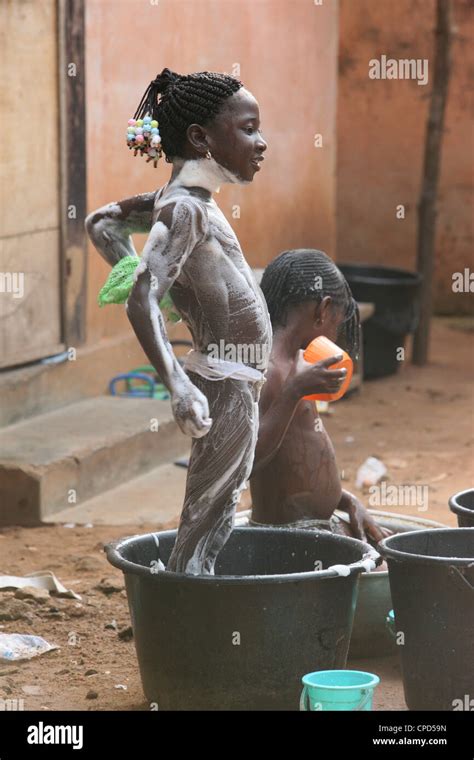 Niños Africanos Bañándose Fotografías E Imágenes De Alta Resolución Alamy