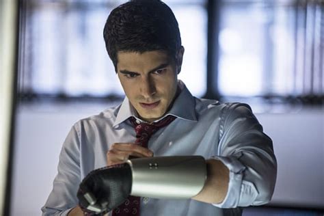 Arrow First Look Ray Palmer In Full Atom Suit Tv Fanatic