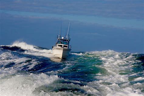 Tips For Handling Rough Boating Conditions