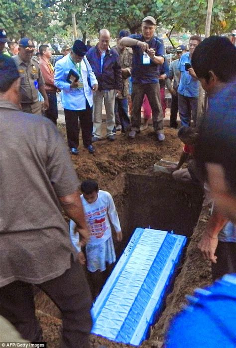 photos drug convicts executed in indonesia buried