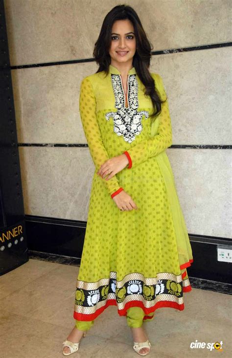 Kriti Karbanda In Super Ranga 5 Traditional Fashion Indian Outfits