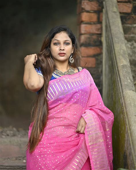 Extremely Beautiful Bengali Model Pihu In Saree
