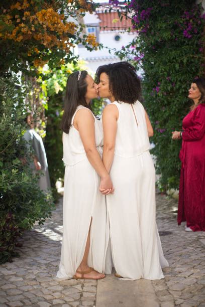 410 Fotos Bilder Und Lizenzfreie Bilder Zu Mature Lesbian Kissing
