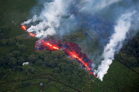 Huge Fissures Open On Hawaiian Volcano Some Defy Evacuation Order