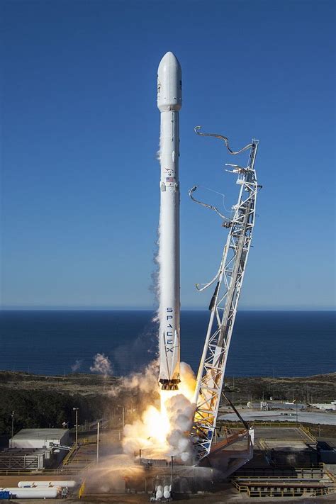 Lancement Dune Fusée Falcon 9 De La Société Spacex Emportant Depuis