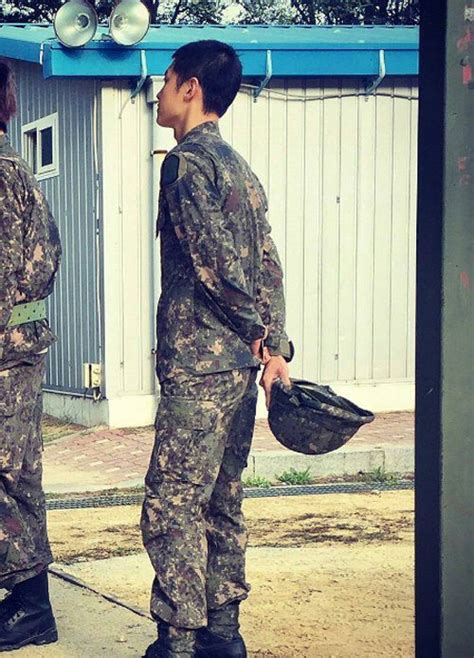 Korean actor song joong ki is back to his normal civilian life after serving nearly 2 years of mandatory military service. Song Joong Ki Brings Back "Descendants Of The Sun" Feels ...