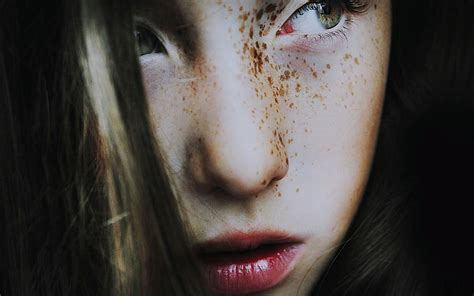 여자의 빨간 립스틱 소녀 갈색 머리 주근깨 얼굴 클로즈업 Hd 배경 화면 Wallpaperbetter