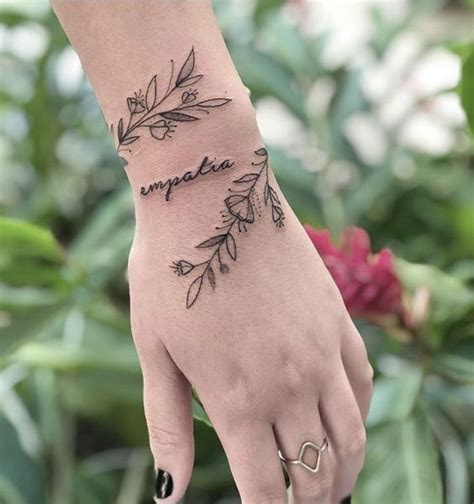 Tatuaje Enredadera De Flores Y Hojas Con La Frase Empatía Tatuajes