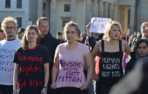 protest ǀ „menschenrechte statt nacktfotos“ — der freitag