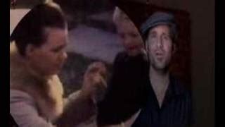 Gary jules chante, simplement accompagné par michael andrews au piano et quelques discrets arrangements synthétiques, sans aucune percussions ni batterie. Descargar MP3: Mad World Feat Gary Jules Michael Andrews ...