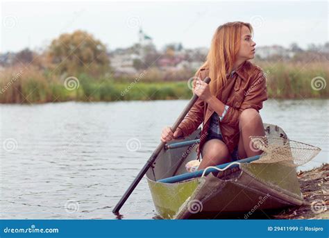Giovane Donna Su Una Barca Immagine Stock Immagine Di Ragazza