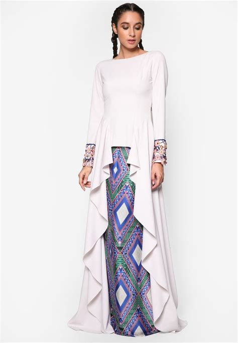 Both baju kurung and baju kebayas are two piece dresses, consisting of a sarong (but the most common baju kurung is the baju kurung pahang, which is loose fitting but still has a silhouette (so it's modest but still feminine). 332 best Baju kurung images on Pinterest | Hijab fashion ...